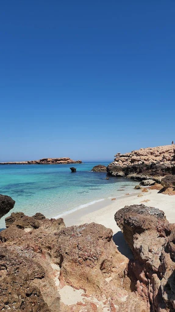 Daymaniyat Islands pristine coastline seen from a Horizon Blue full-day private charter