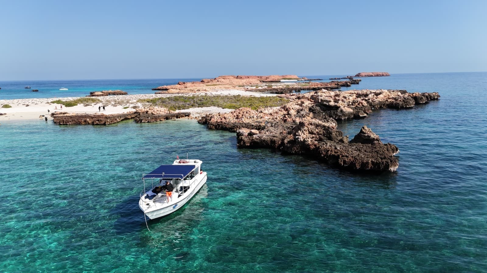 Horizon Blue private snorkelling boat anchored in clear water at the Daymaniyat Islands